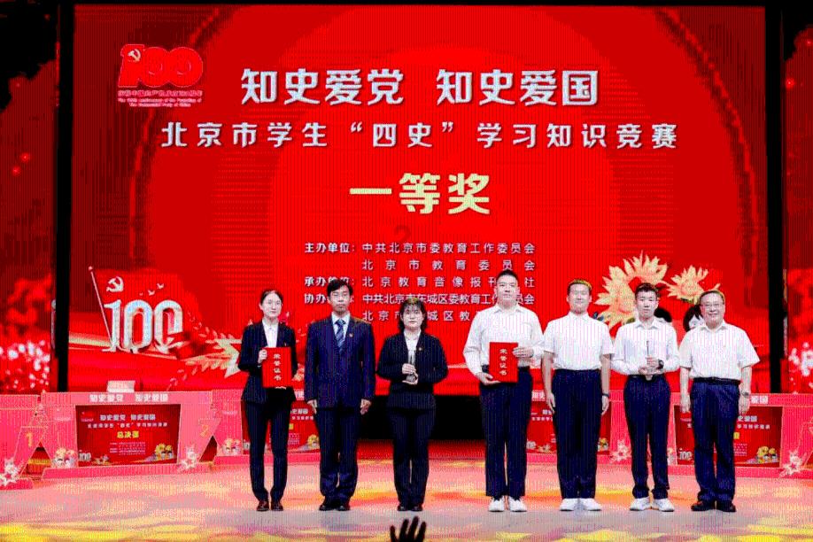 他被敌人关押，被害前一天，用两颗钉子逃脱